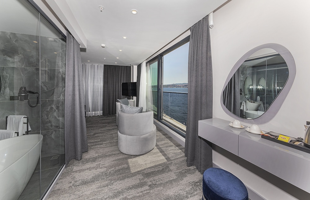 pera bosphorus hotel