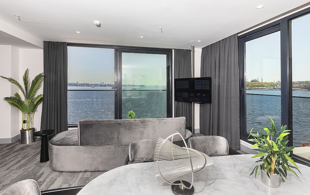 pera bosphorus hotel