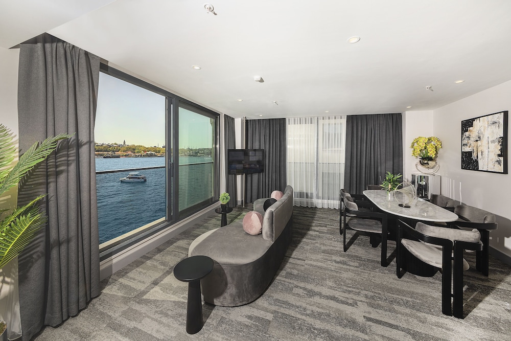 pera bosphorus hotel
