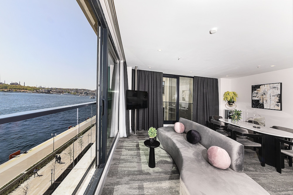 pera bosphorus hotel