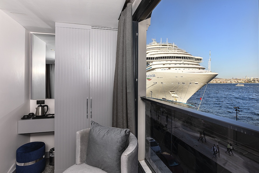 pera bosphorus hotel