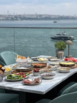 pera bosphorus hotel