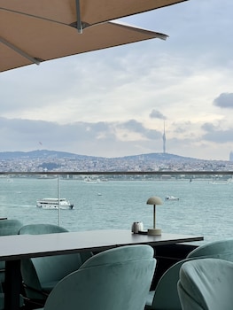 pera bosphorus hotel