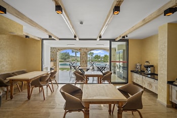 zeyt inn hotel