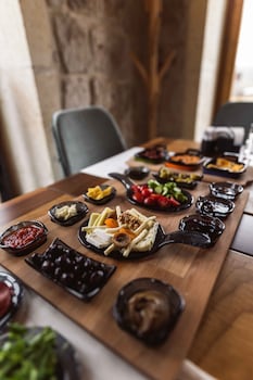 Solo Cave Suites,,3 star