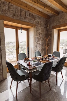 Solo Cave Suites,,3 star