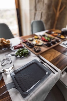 Solo Cave Suites,,3 star