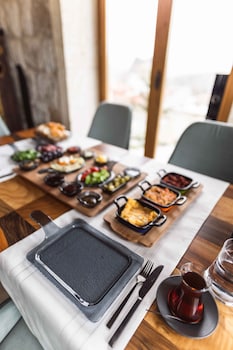 Solo Cave Suites,,3 star