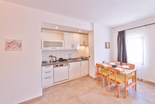thomas suites datca