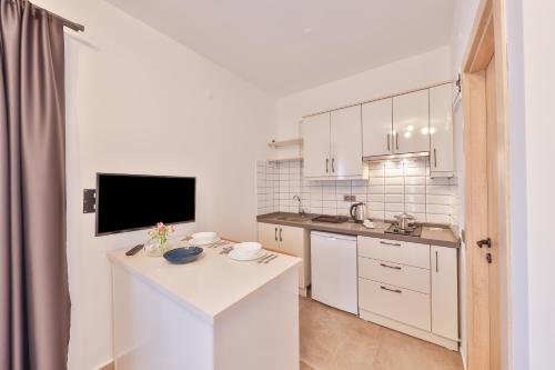 thomas suites datca