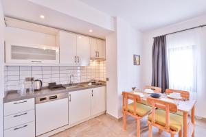 thomas suites datca