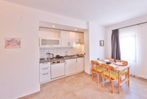 thomas suites datca