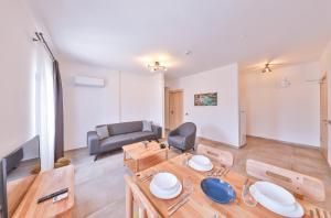 thomas suites datca