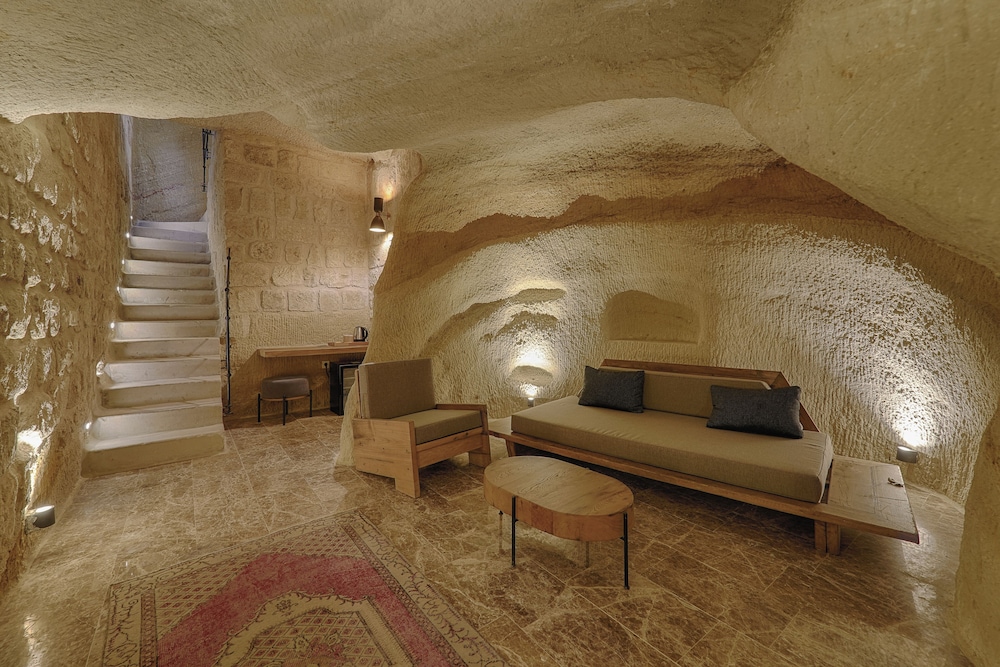 solem cave suites