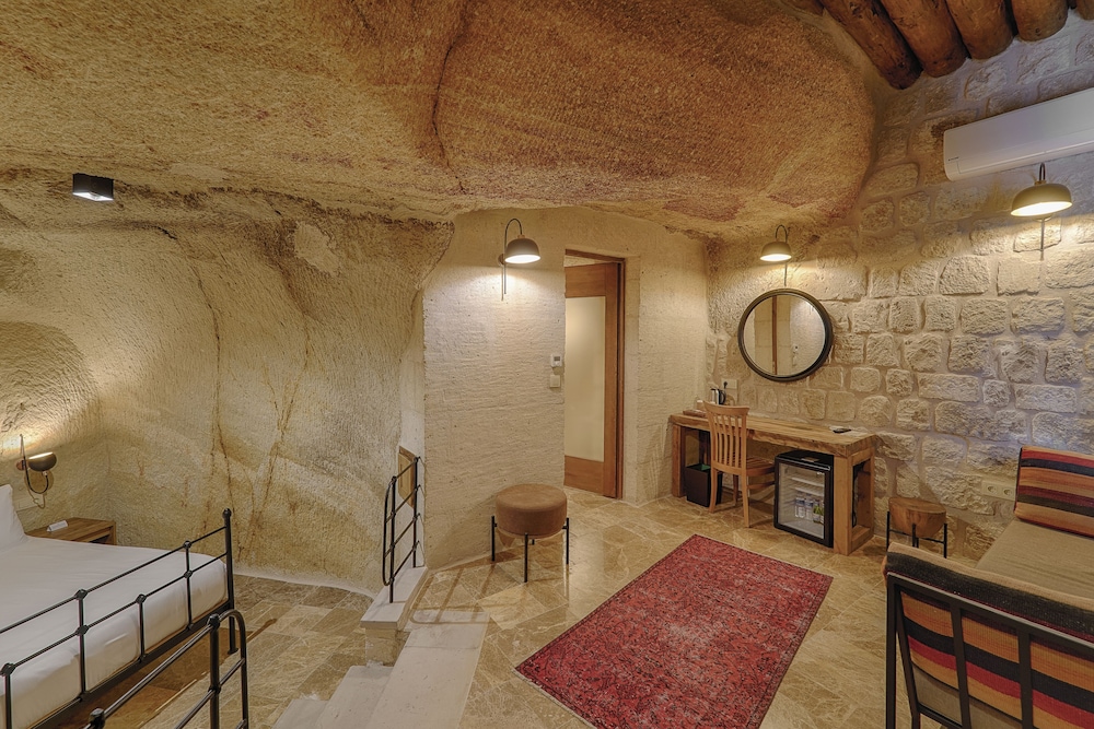 solem cave suites