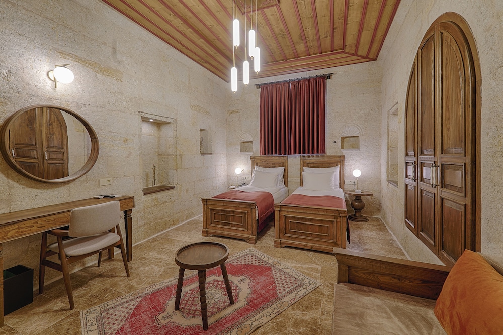 solem cave suites