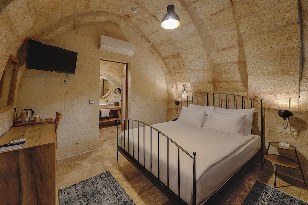 solem cave suites