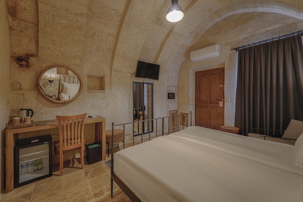 solem cave suites