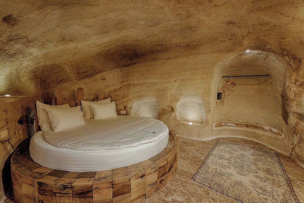 solem cave suites