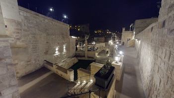 solem cave suites