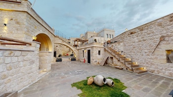 solem cave suites