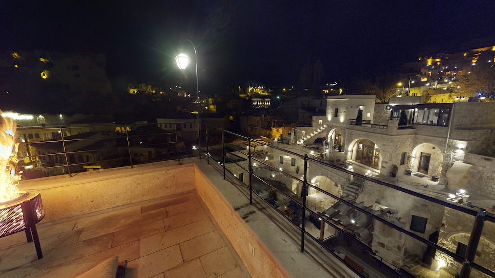 solem cave suites
