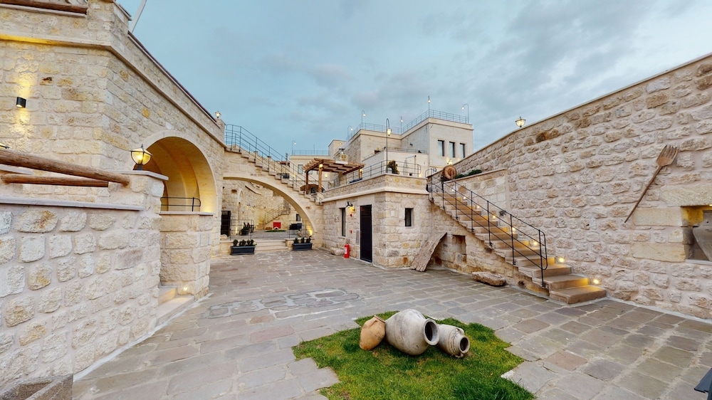 solem cave suites