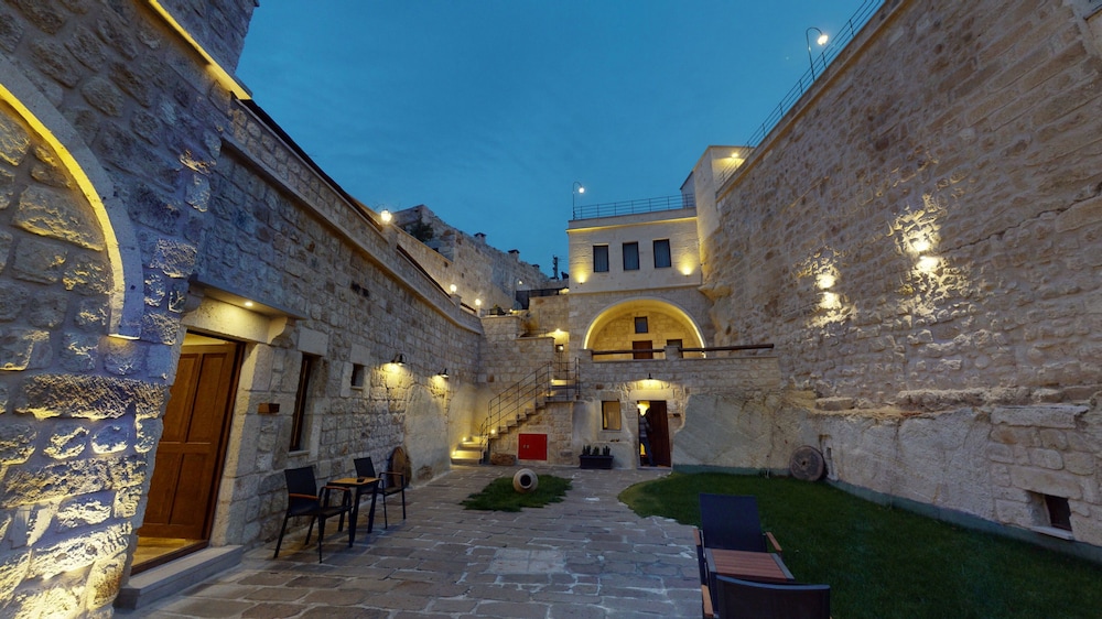 solem cave suites