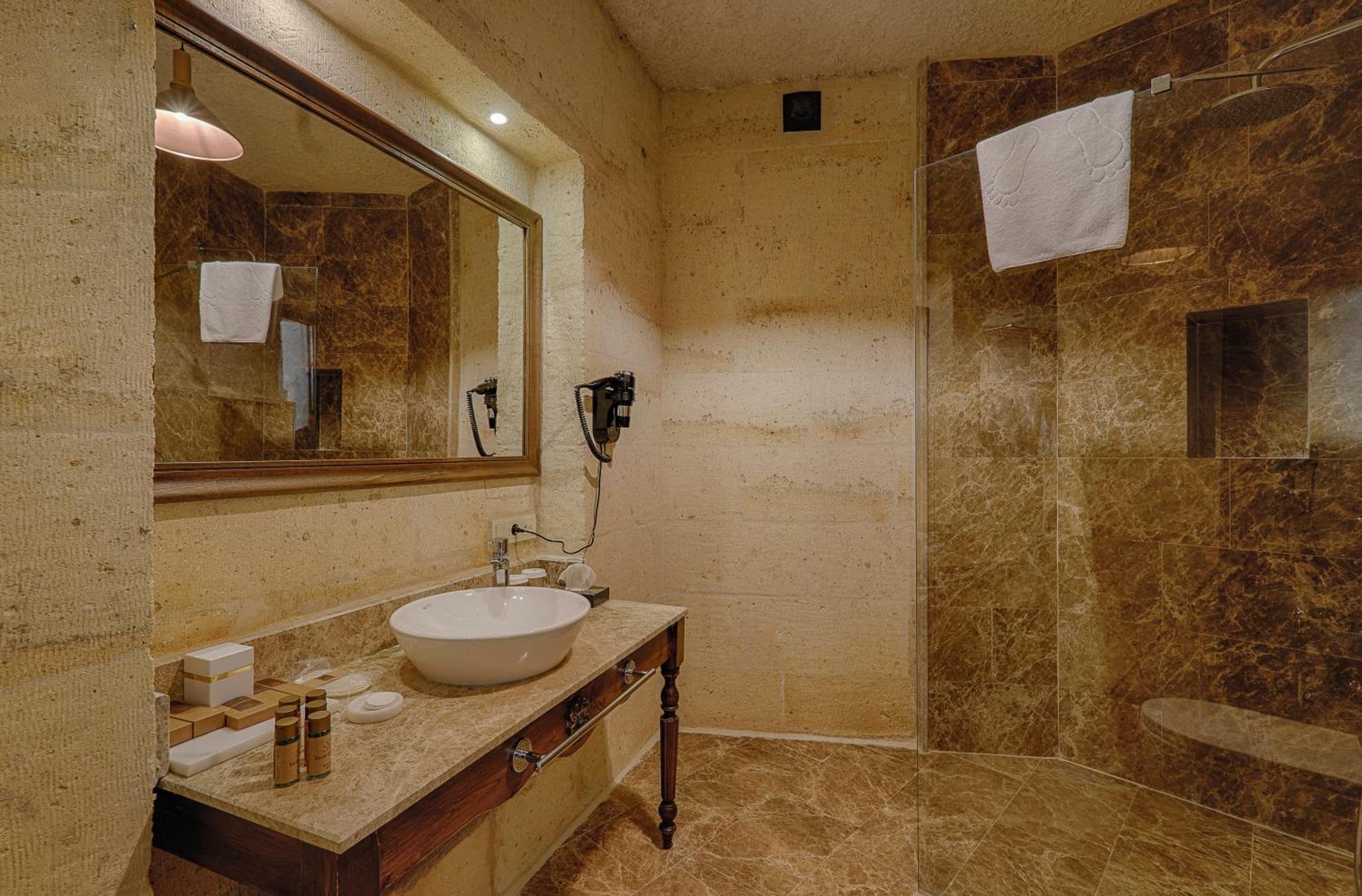 solem cave suites
