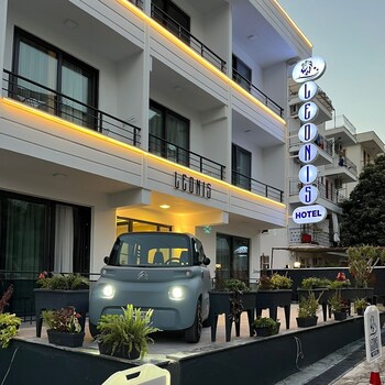leonis hotel
