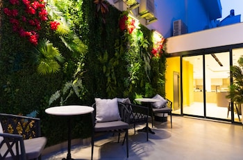 leonis hotel