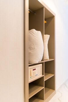 leonis hotel