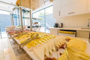 leonis hotel