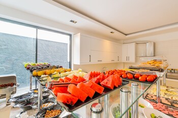 leonis hotel