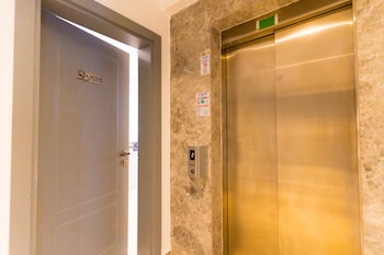 leonis hotel