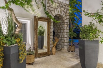 Noa Suite Hotel,,1 star