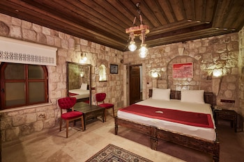 under cave hotel