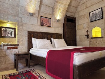 under cave hotel