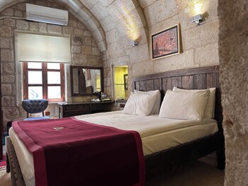 under cave hotel