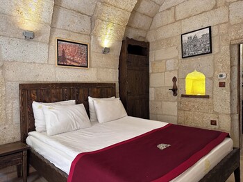 under cave hotel