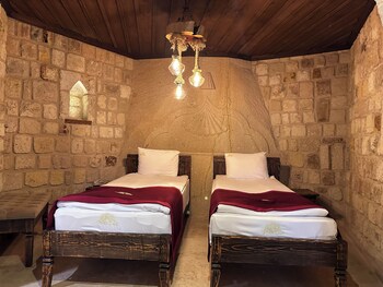 under cave hotel
