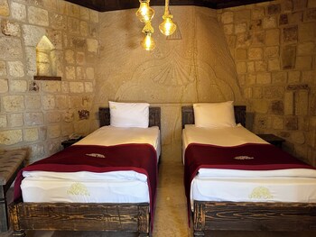 under cave hotel
