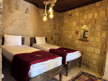 under cave hotel