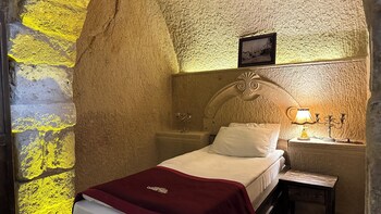 under cave hotel