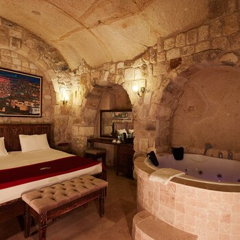 under cave hotel