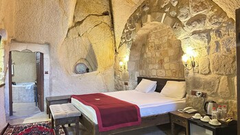 under cave hotel
