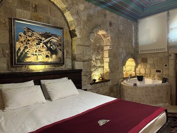under cave hotel
