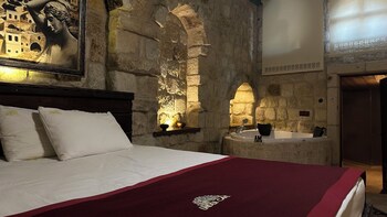 under cave hotel