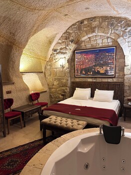 under cave hotel