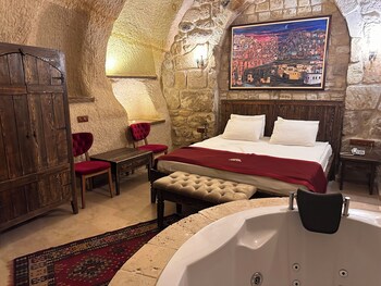 under cave hotel